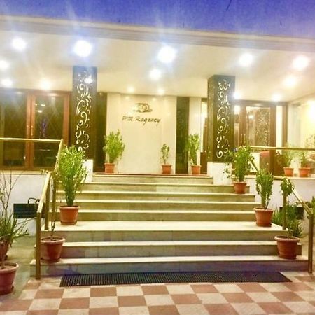 P M Regency Hotel Вадодара Екстериор снимка
