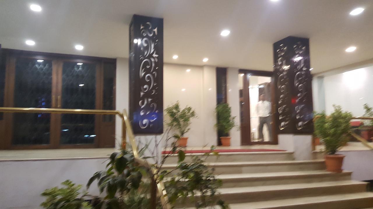 P M Regency Hotel Вадодара Екстериор снимка