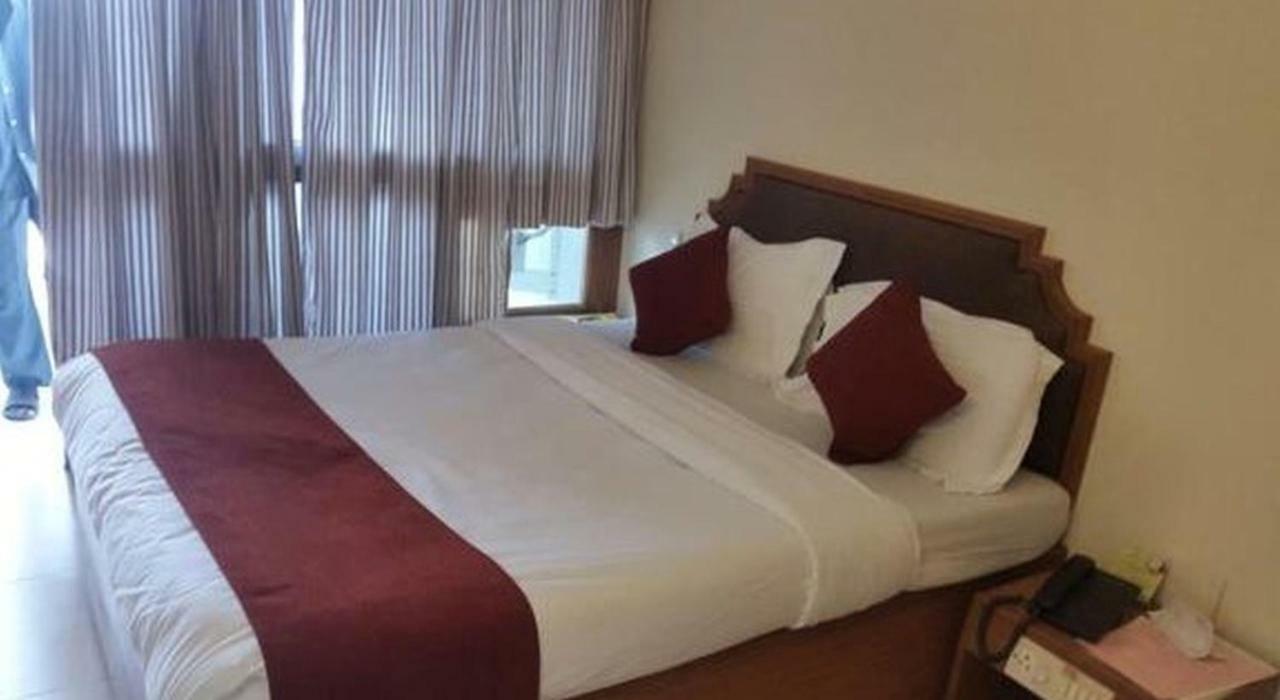 P M Regency Hotel Вадодара Екстериор снимка