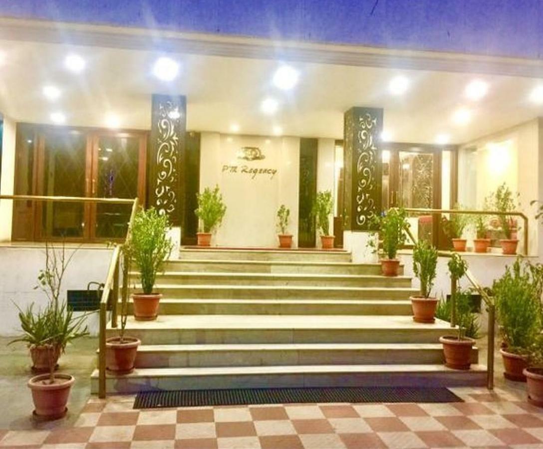 P M Regency Hotel Вадодара Екстериор снимка